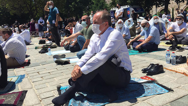 Muharrem İnce Ayasofya'ya gitti namazı Sultanahmet Camii'nin önünde kıldı - Resim: 0