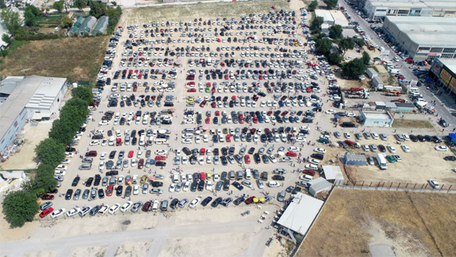 Bursa'da ikinci el oto pazarına gitti fiyatları görünce isyan etti sanki uçak pazarı - Resim: 1