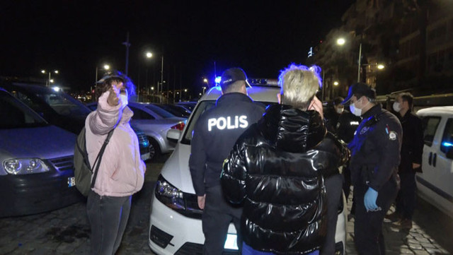 İzmir'de maskesiz gezen iki kadın polisle tartıştı benim canımı sıkmasınlar polismiş ne bunlar ya - Resim: 1