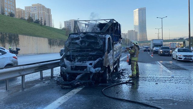 Ataşehir TEM'de kamyonet alev alev yandı - Resim: 0