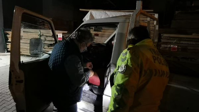 Oğlu polisin 'dur' ihtarına uymayan baba isyan etti! İçeri girsin yatsın da rahat edelim - Resim: 0