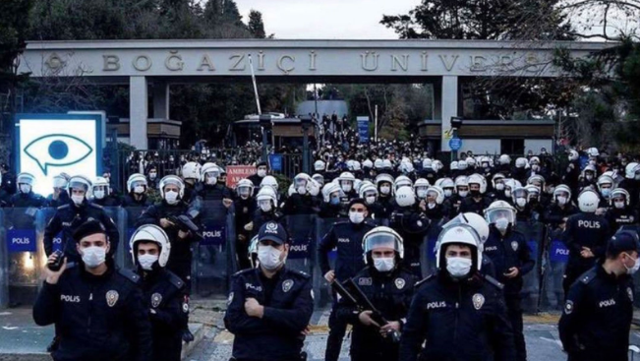 Boğaziçi Üniversitesi'ndeki protestolarda gözaltına alınan 24 kişi adliyeye sevk edildi - Resim: 0