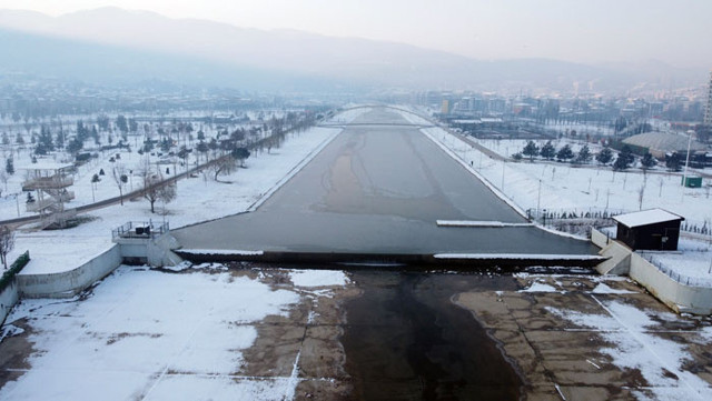 Nilüfer Çayı buz tuttu Bursalılar üzerinde yürüdü - Resim: 0