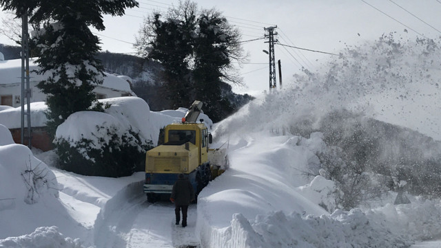 Yoğun kar yağışı Kastamonu'da hayatı felç etti - Resim: 1