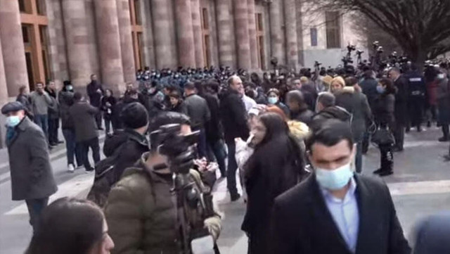 Ermenistan'da darbe girişimi! Ordu hükümete muhtıra verdi Genelkurmay Başkanı görevden alındı - Resim: 6