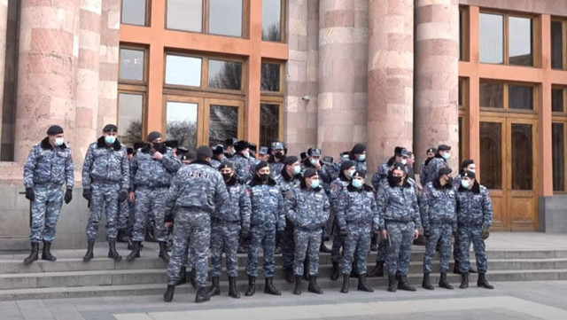 Ermenistan'da darbe girişimi! Ordu hükümete muhtıra verdi Genelkurmay Başkanı görevden alındı - Resim: 3