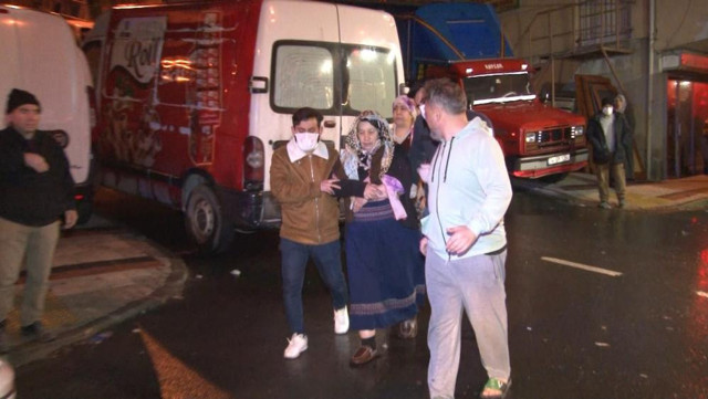 Sultangazi'de yangında mahsur kalan anne ve babasını alevlerin arasından kurtardı - Resim: 2