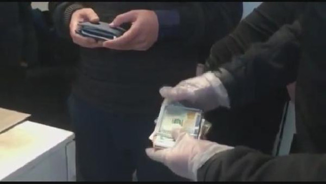 İstanbul Havalimanı'nda 'hırsız' memurlara operasyon! Para tırtıkladıkları anların görüntüleri ortaya çıktı - Resim: 2