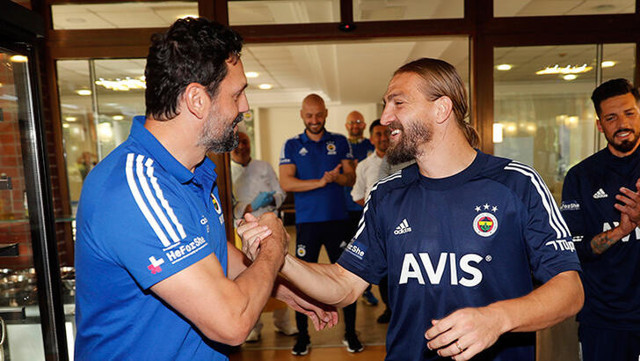 Emre Belözoğlu ve Erol Bulut’un arasına kara kedi girdi: Kriz böyle yönetilmez - Resim: 1