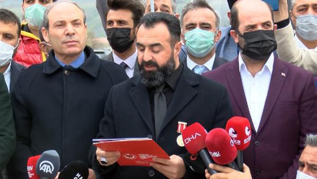 Kobani davası olaylı başladı 'azmettirici' Selahattin Demirtaş 128 milyar dolar nerede' yazılı kağıdı gösterdi - Resim: 1