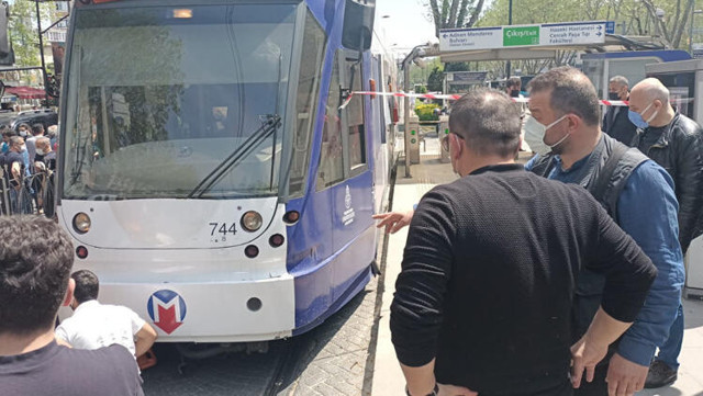 Fatih'te tramvay kazası! Bir vatandaşa çarparak altına aldı - Resim: 1