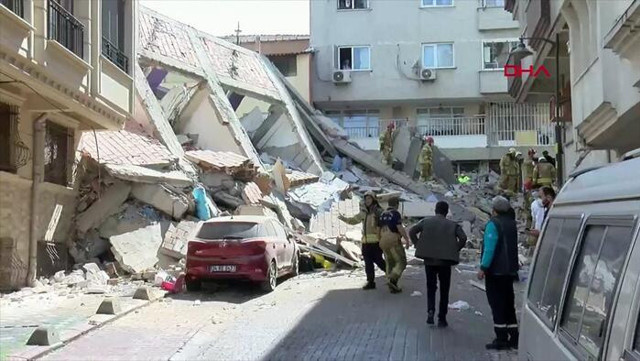İstanbul Zeytinburnu'nda daha önce boşaltılan 5 katlı bina çöktü - Resim: 1