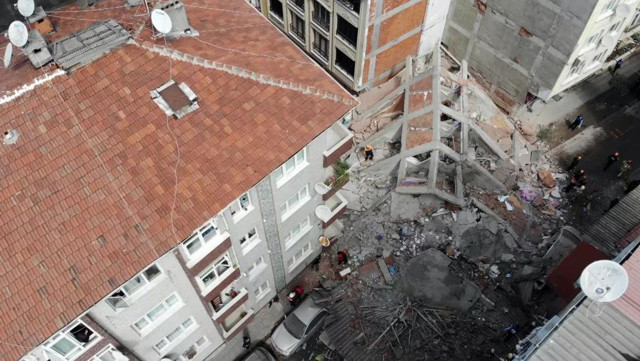 İstanbul Zeytinburnu'nda daha önce boşaltılan 5 katlı bina çöktü - Resim: 2