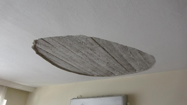 Antalya'da şoke eden olay! Kanepede nakış yapan kadının üzerine evin tavanı düştü - Resim: 0