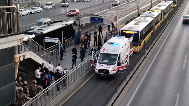 İstanbul Beylikdüzü'nde metrobüsteki yolcuları rehin alan şahıs kendine araç içine kapattı - Resim: 0