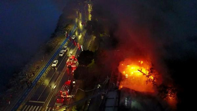 Üsküdar Salacak sahilindeki Yeşilçam Kafe sabaha karşı alev alev yandı! - Resim: 0