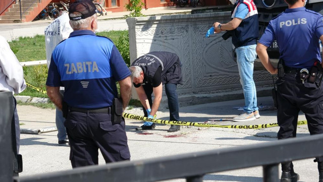 Tokat'ta asker emeklisi baba ve oğlu çöp kamyonunun altında kaldı! - Resim: 0