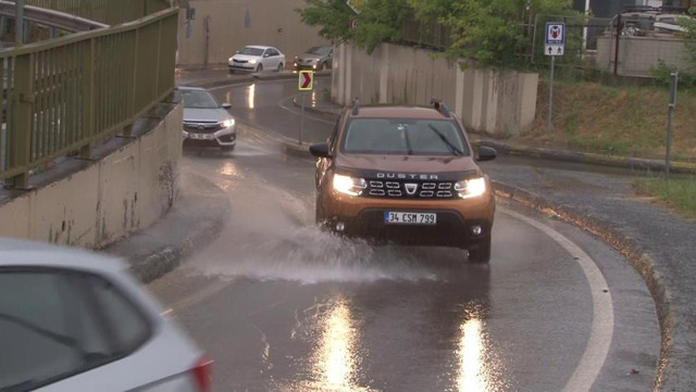 İstanbul'da Anadolu Yakası sağanak yağışa teslim oldu - Resim: 0