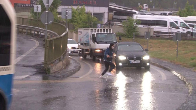 İstanbul'da Anadolu Yakası sağanak yağışa teslim oldu - Resim: 1