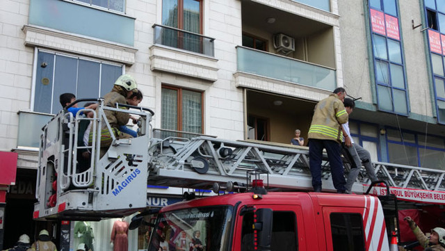 Sultangazi'de yangın dehşeti! Çocuklar ağlayarak kurtarılmayı bekledi - Resim: 0