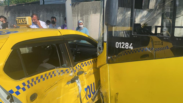 İstanbul’da feci kaza! Taksi önce İETT otobüsüne sonra direğe çarptı - Resim: 0