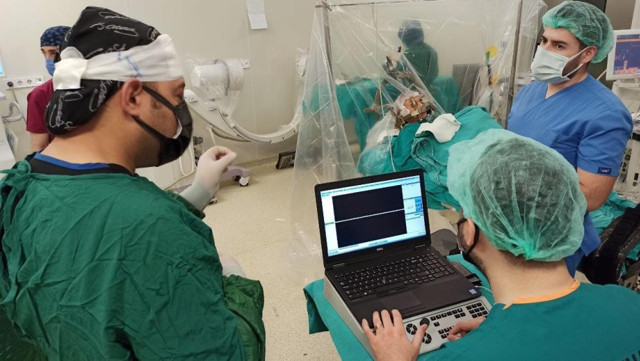 Türkiye'de bir ilk Elazığ'da gerçekleşti: Çocuk hastaya uyanıkken beyin pili takıldı - Resim: 0