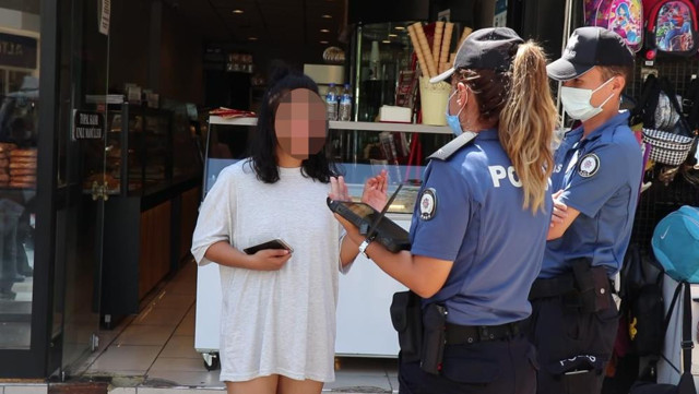 Denizli'de yarı çıplak kadın ortalığı karıştırdı! Şalvar giydirmek istediler o 'zoom çek' dedi - Resim: 1