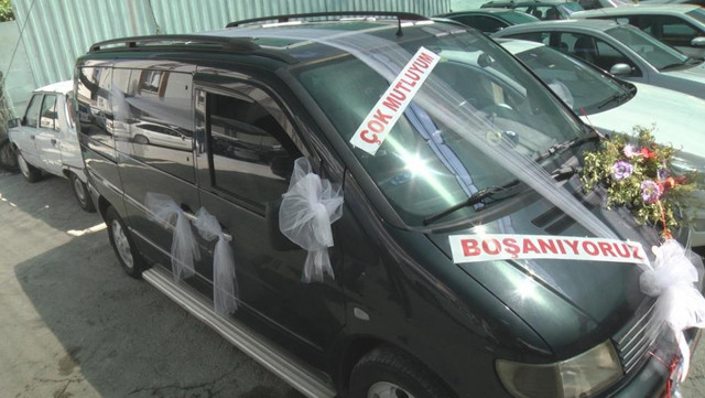 Malatya'da 13 yıllık eşinden boşanmaya düğüne gider gibi gitti - Resim: 1