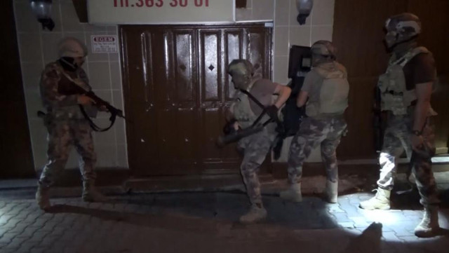 Adana'da suç örgütüne film gibi operasyon: 2 kişiyi günlerce kafeste esir etmişler - Resim: 0