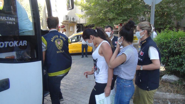 Turizm bölgelerinin fuhuş baronları! 3 aylık çalışma sonrası yakalandılar - Resim: 1