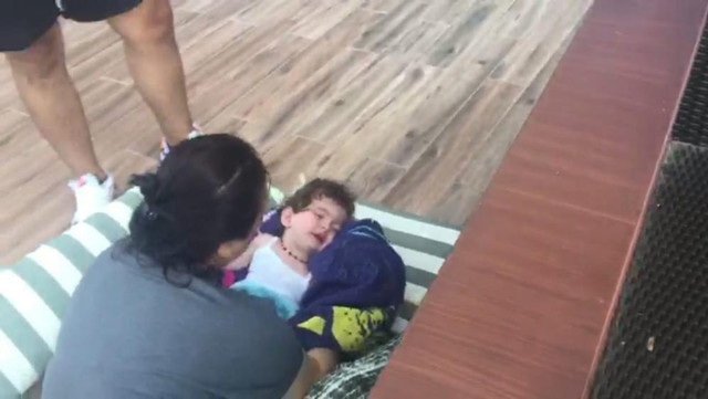 Antalya'ya tatile gelen ailelere büyük şok! Otel önünde mağdur oldular - Resim: 0