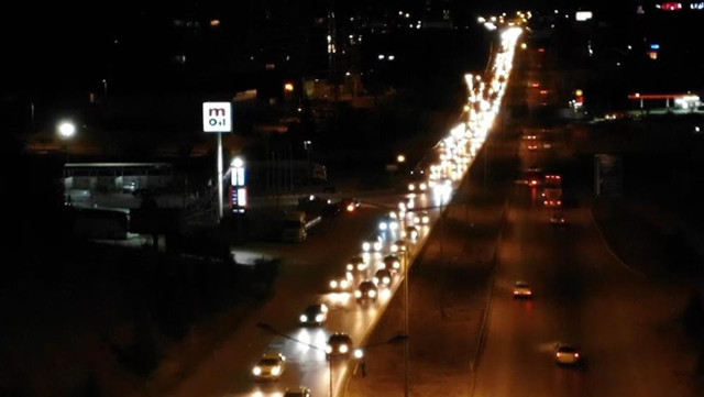 Tatilciler erken dönüşe geçti: 43 ilin geçiş güzergahında trafik yoğunluğu - Resim: 1