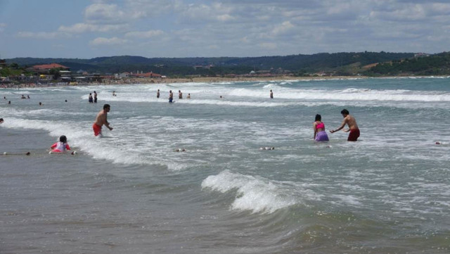 Şile’de denize girme yasağına rağmen plajlar doldu taştı - Resim: 0