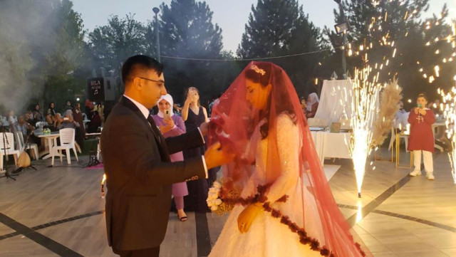 Elazığ'da damat çiftçi olunca düğün konvoyunu traktörler oluştu - Resim: 0