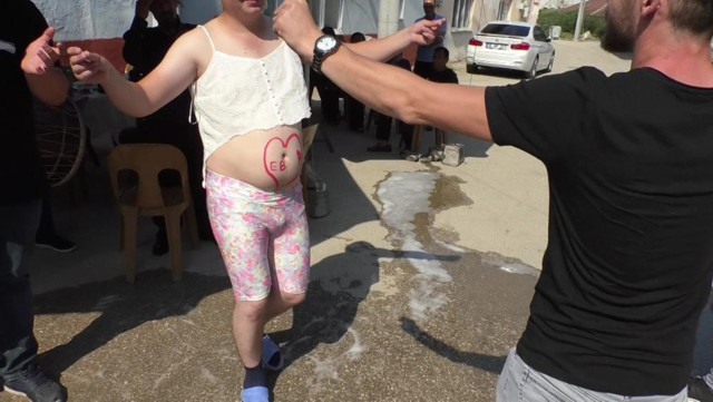 Bursa'da damada yaptıkları pes dedirtti! Tayt giydirip kadın atletiyle oynattılar - Resim: 0