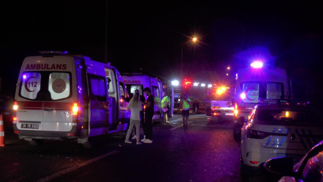 TEM'de minibüs ile otomobilin çarpıştığı kazada 3'ü ağır 7 yaralı - Resim: 1