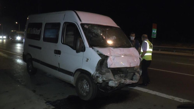 TEM'de minibüs ile otomobilin çarpıştığı kazada 3'ü ağır 7 yaralı - Resim: 0