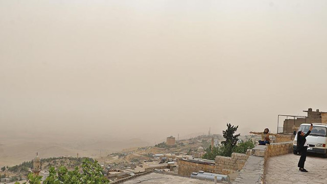 Mardin'de toz bulutu kenti sardı! Vatandaşlar zor anlar yaşadı - Resim: 0