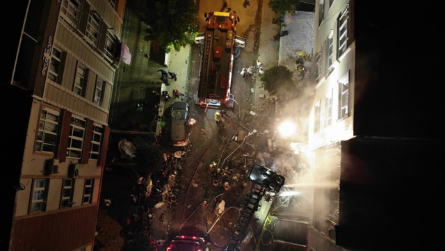 Avcılar'da şiddetli patlama! Felaket sonrası ayakkabıcı dükkanında yangın çıktı: 4 yaralı - Resim: 0