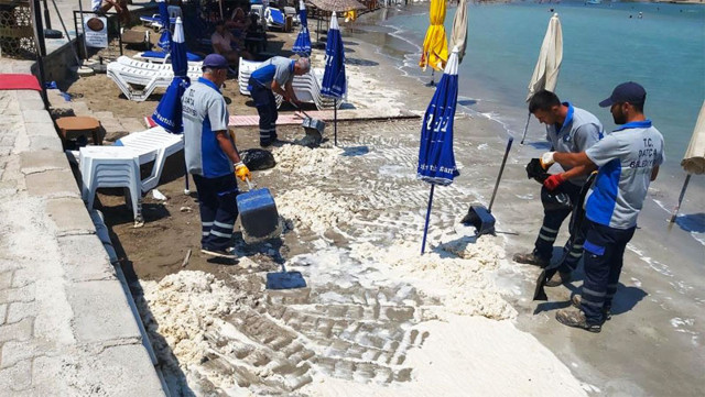 Datça sahilinde tedirgin eden görüntü beyaz madde kapladı tatilciler denize girmekten vazgeçti - Resim: 0