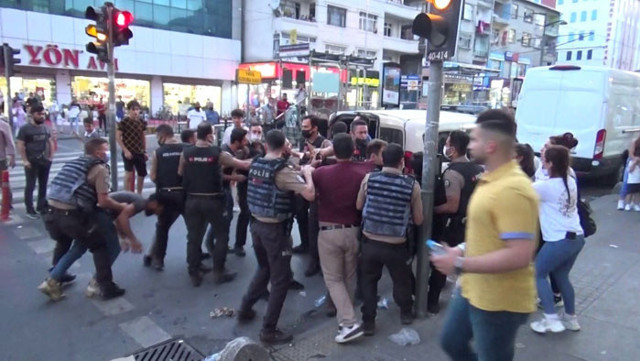 İstanbul'da sevgilisiyle kaçan kız ailesi ile karşılaşınca ortalık karıştı: Linç etmeye kalktılar - Resim: 0