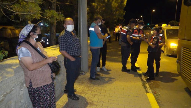 Otobüste yakalanan riskli gruptaki yaşlı çift: 'Ne olursunuz bizi bırakın öteberim kokar' - Resim: 0