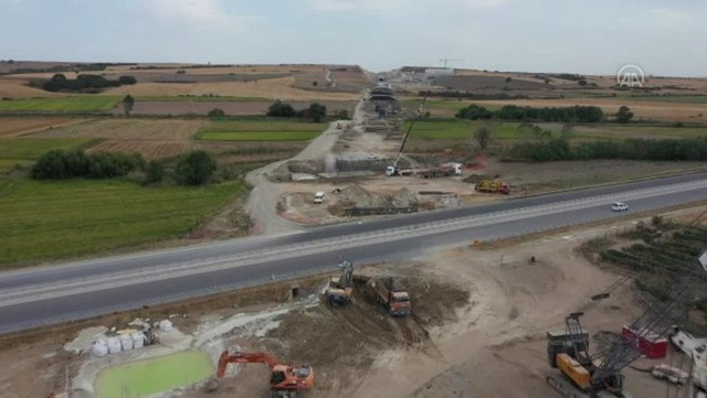 Yüzde 47'si tamamlandı! Yolculuk süresi 3,5 saatten 1 saat 35 dakikaya inecek - Resim: 0