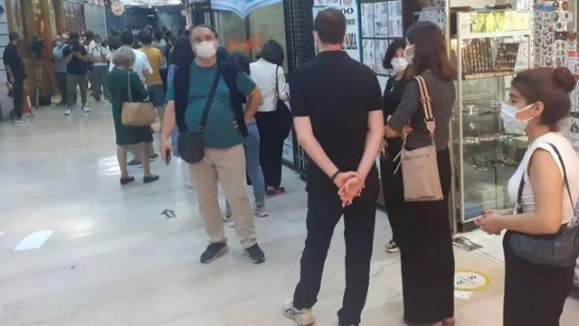 Ferhan Şensoy son yolculuğuna uğurlandı. Kızları gözyaşlarına boğuldu - Resim: 2