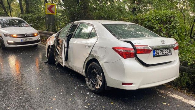 İstanbul Sarıyer'de virajı alamayan İETT otobüsü iki otomobile çarptı - Resim: 0