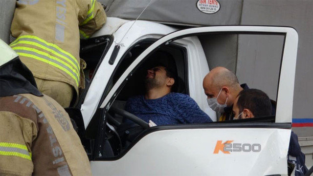 Sancaktepe'de feci kaza! Sürücü araç içinde böyle sıkıştı - Resim: 0