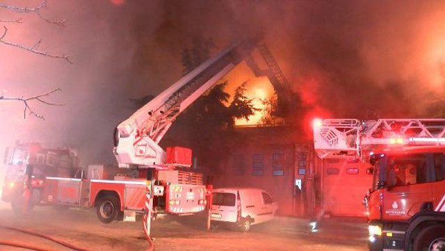 İstanbul Başakşehir'de büyük yangın! Alevler gökyüzüne yükseldi - Resim: 0