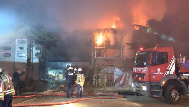 İstanbul Başakşehir'de büyük yangın! Alevler gökyüzüne yükseldi - Resim: 1