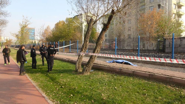 Kayseri'de şüpheli ölüm! Meraklı gözlerle ekipleri izlediler - Resim: 0