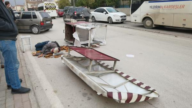 Fırtına seyyar simit arabasını devirdi altında kalan simitçi ağır yaralandı - Resim: 0